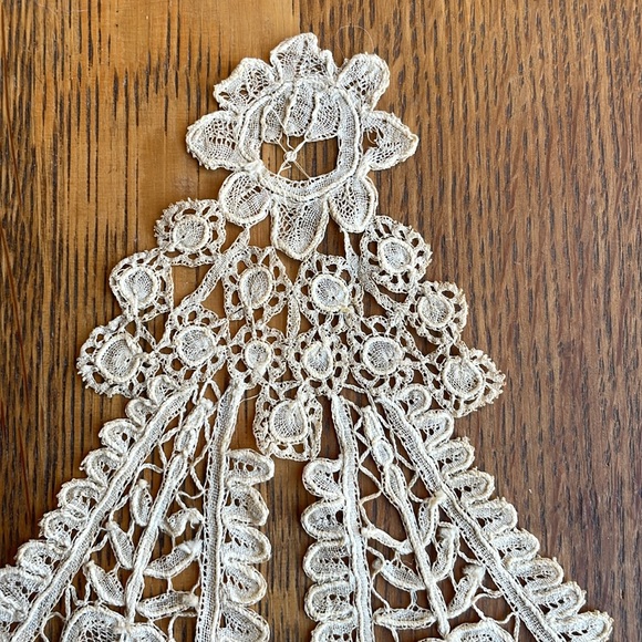 Pair of Antique Lace Appliqués | Edwardian–1930s Ecru Embroidered Collar Inserts - Picture 8 of 16
